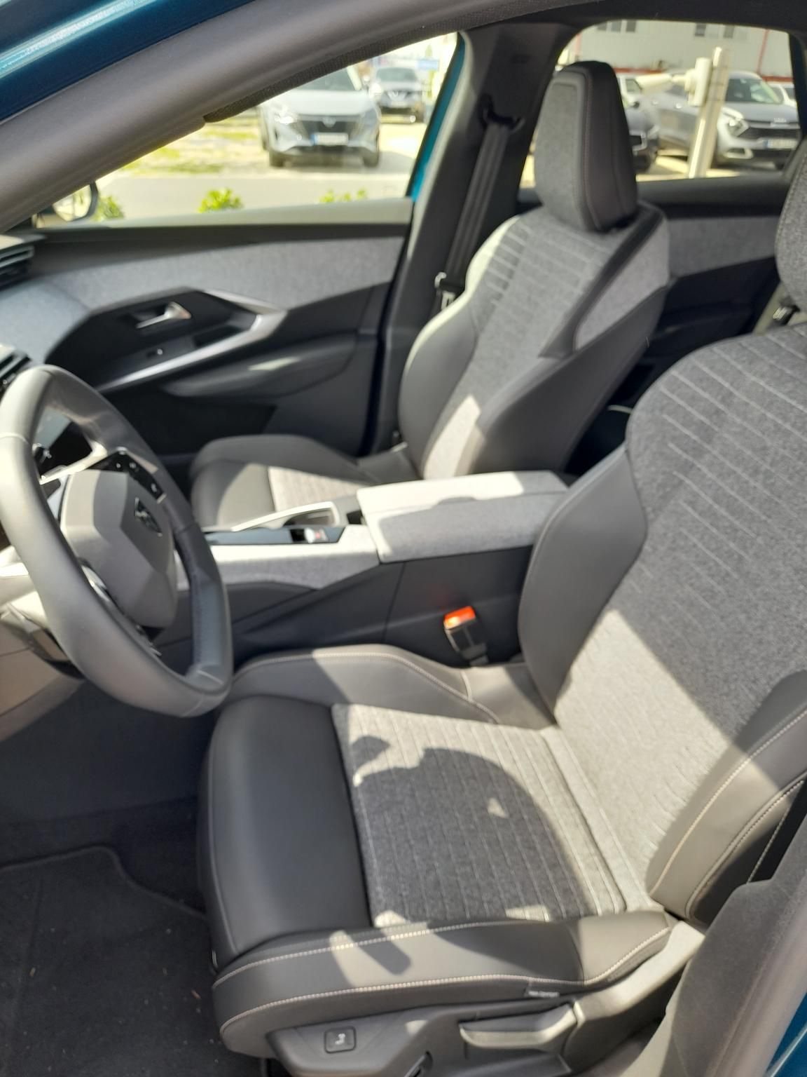 PEUGEOT 3008 1.2 Hybrid Allure e-DCT6 Tesztautó Gablini M3 - 8. kép