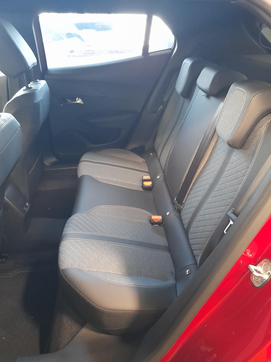PEUGEOT 2008 1.2 Hybrid Allure e-DCS6 Szabad készlet Gablini M3 THM 4.9% - 6. kép