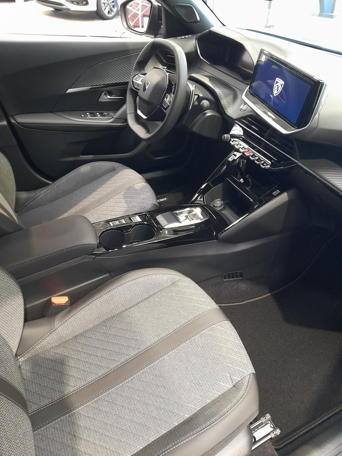 PEUGEOT 2008 1.2 Hybrid Allure e-DCS6 Tesztautó Gablini M3 - 9. kép