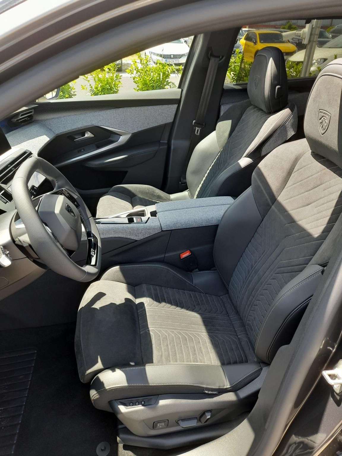 PEUGEOT 5008 1.2 Hybrid GT e-DCT6 (7 személyes ) Tesztautó minden opcióval - 9. kép