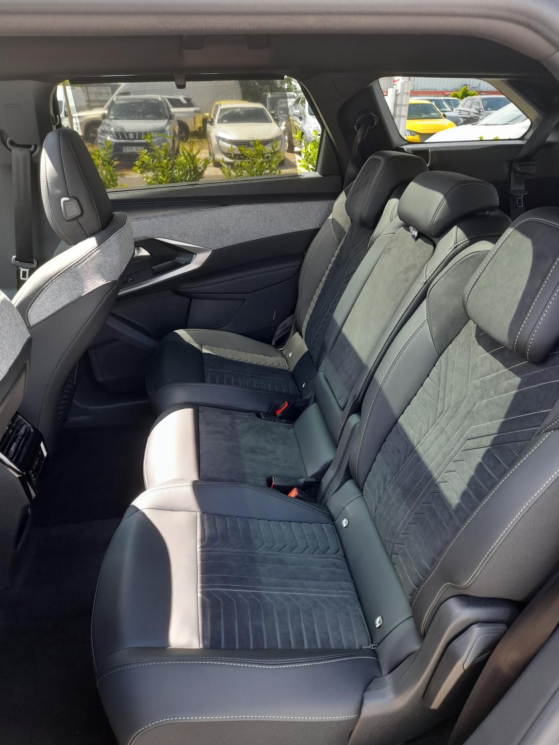 PEUGEOT 5008 1.2 Hybrid GT e-DCT6 (7 személyes ) Tesztautó minden opcióval - 10. kép