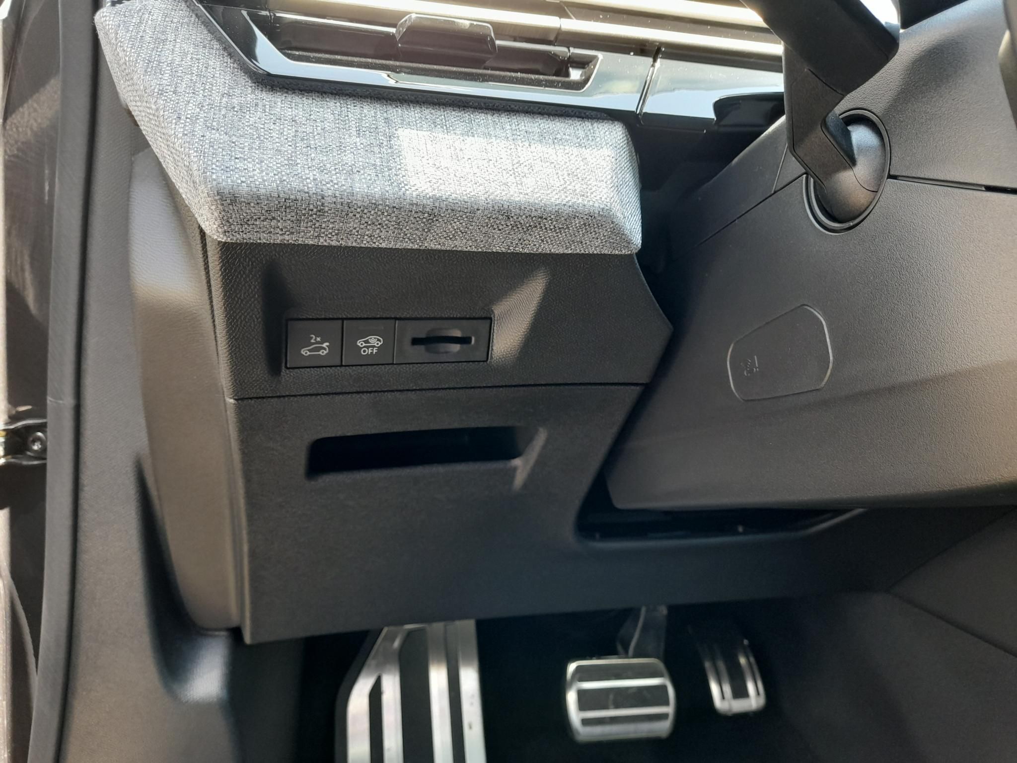PEUGEOT 5008 1.2 Hybrid GT e-DCT6 (7 személyes ) Tesztautó minden opcióval - 12. kép