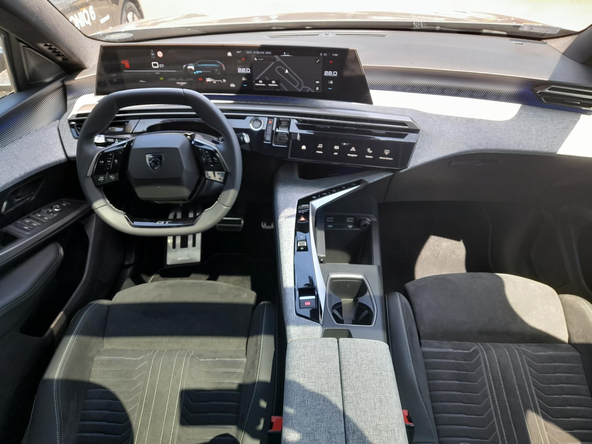 PEUGEOT 5008 1.2 Hybrid GT e-DCT6 (7 személyes ) Tesztautó minden opcióval - 8. kép