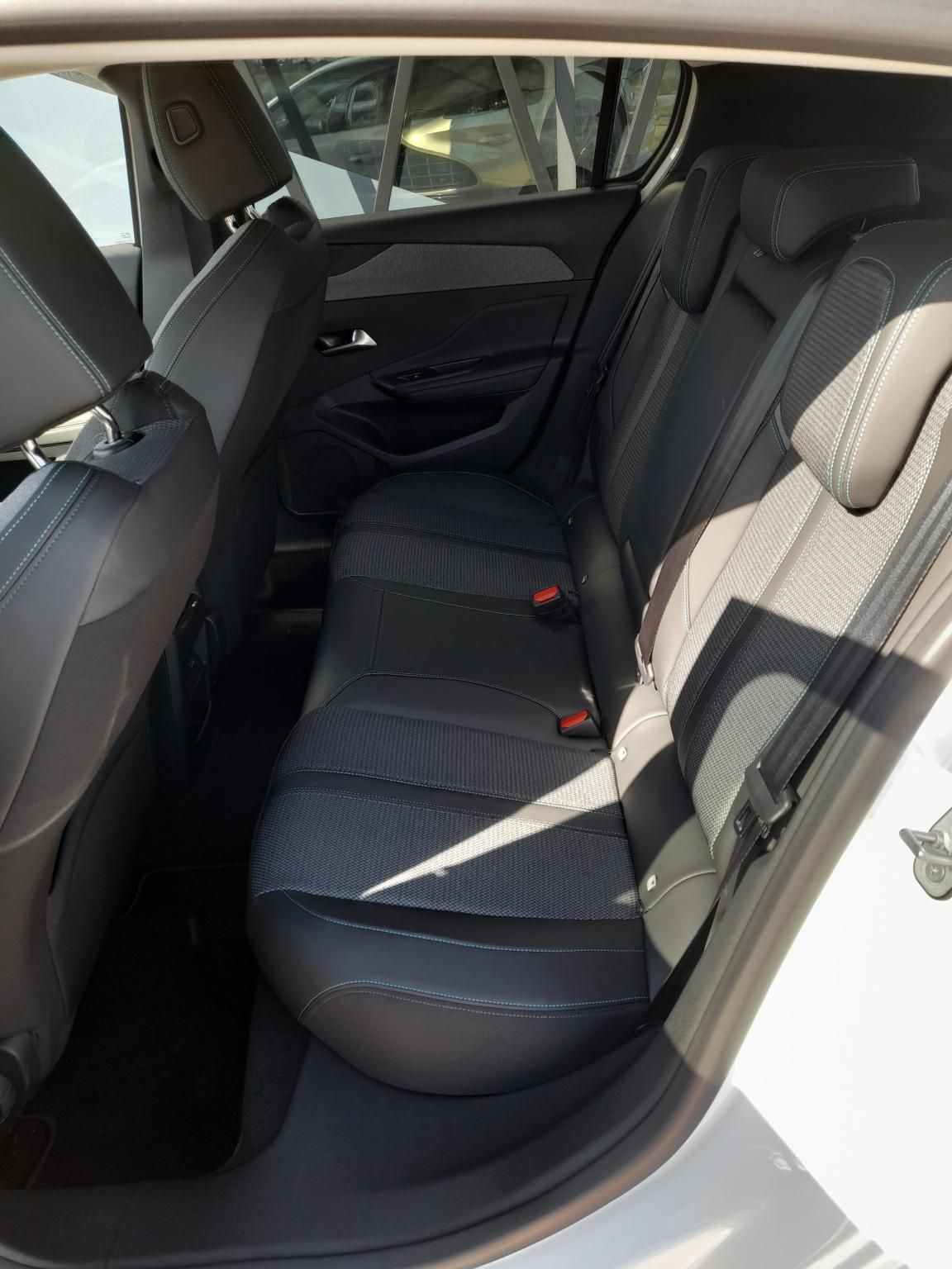 PEUGEOT 308 1.5 BlueHDi Allure EAT8 Szabad készlet Gablini M3 - 9. kép