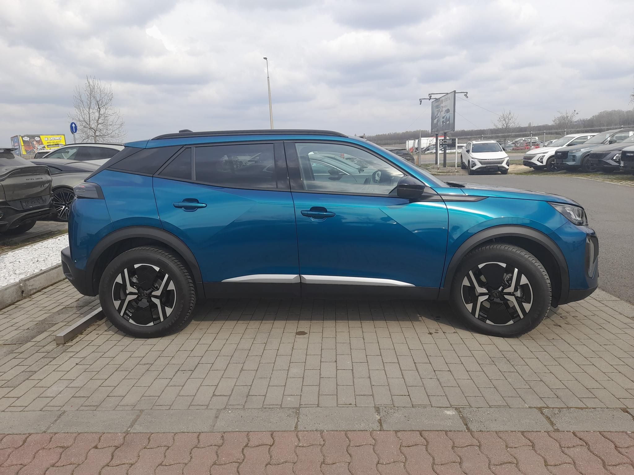 PEUGEOT 2008 1.2 Hybrid Allure e-DCS6 Tesztautó minden opcióval - 3. kép