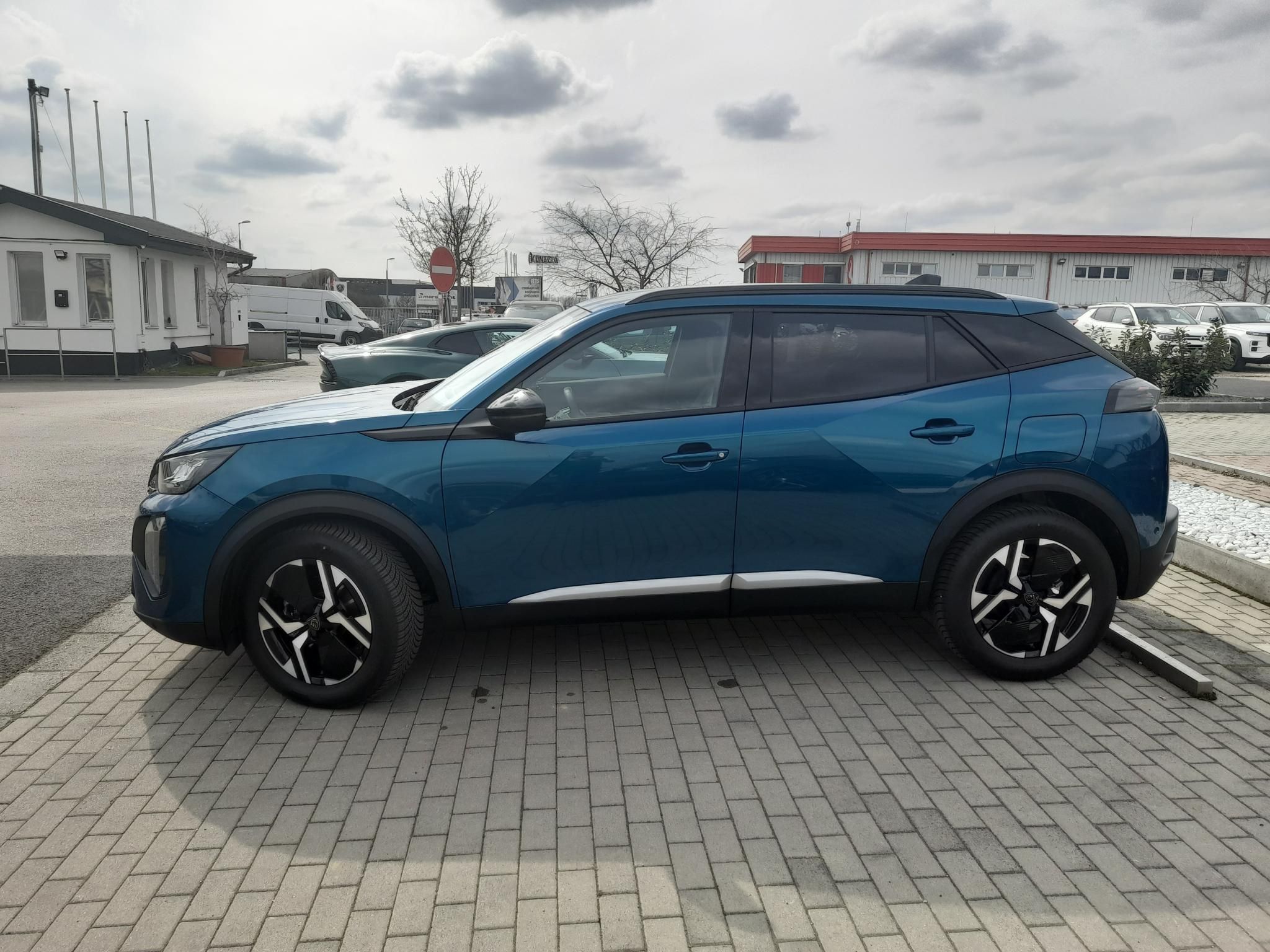 PEUGEOT 2008 1.2 Hybrid Allure e-DCS6 Tesztautó minden opcióval - 4. kép