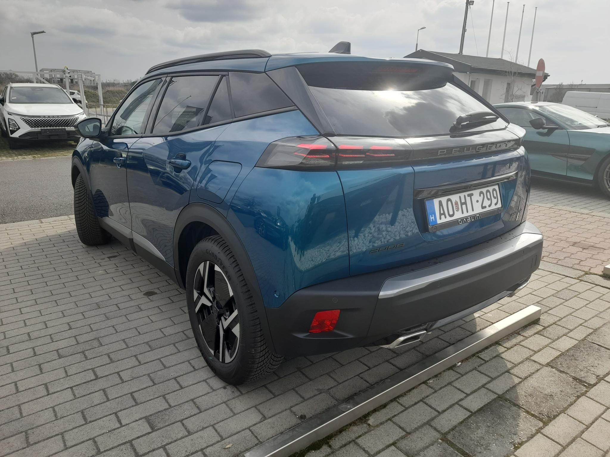 PEUGEOT 2008 1.2 Hybrid Allure e-DCS6 Tesztautó minden opcióval - 5. kép