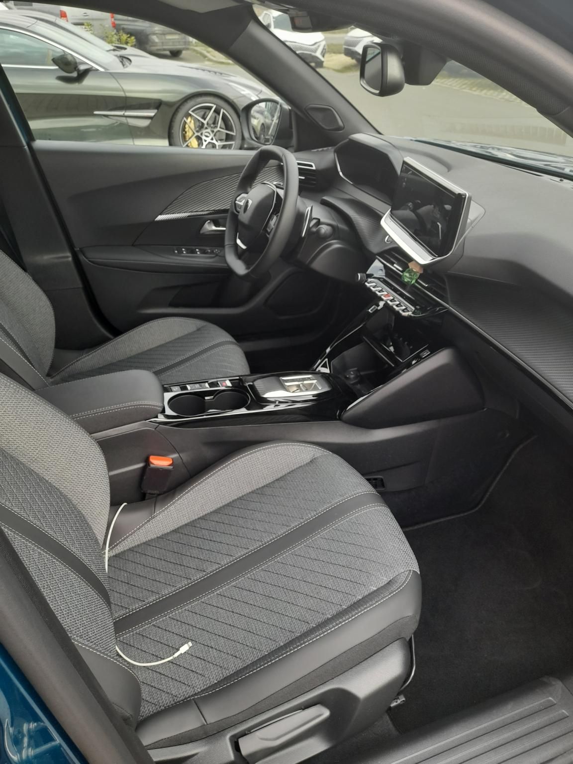 PEUGEOT 2008 1.2 Hybrid Allure e-DCS6 Tesztautó minden opcióval - 7. kép