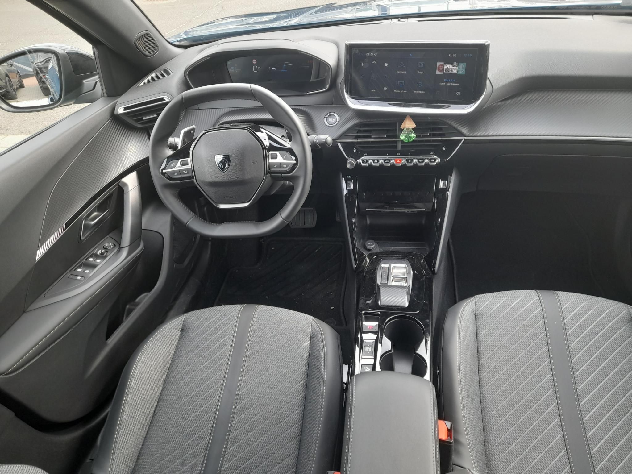 PEUGEOT 2008 1.2 Hybrid Allure e-DCS6 Tesztautó minden opcióval - 8. kép