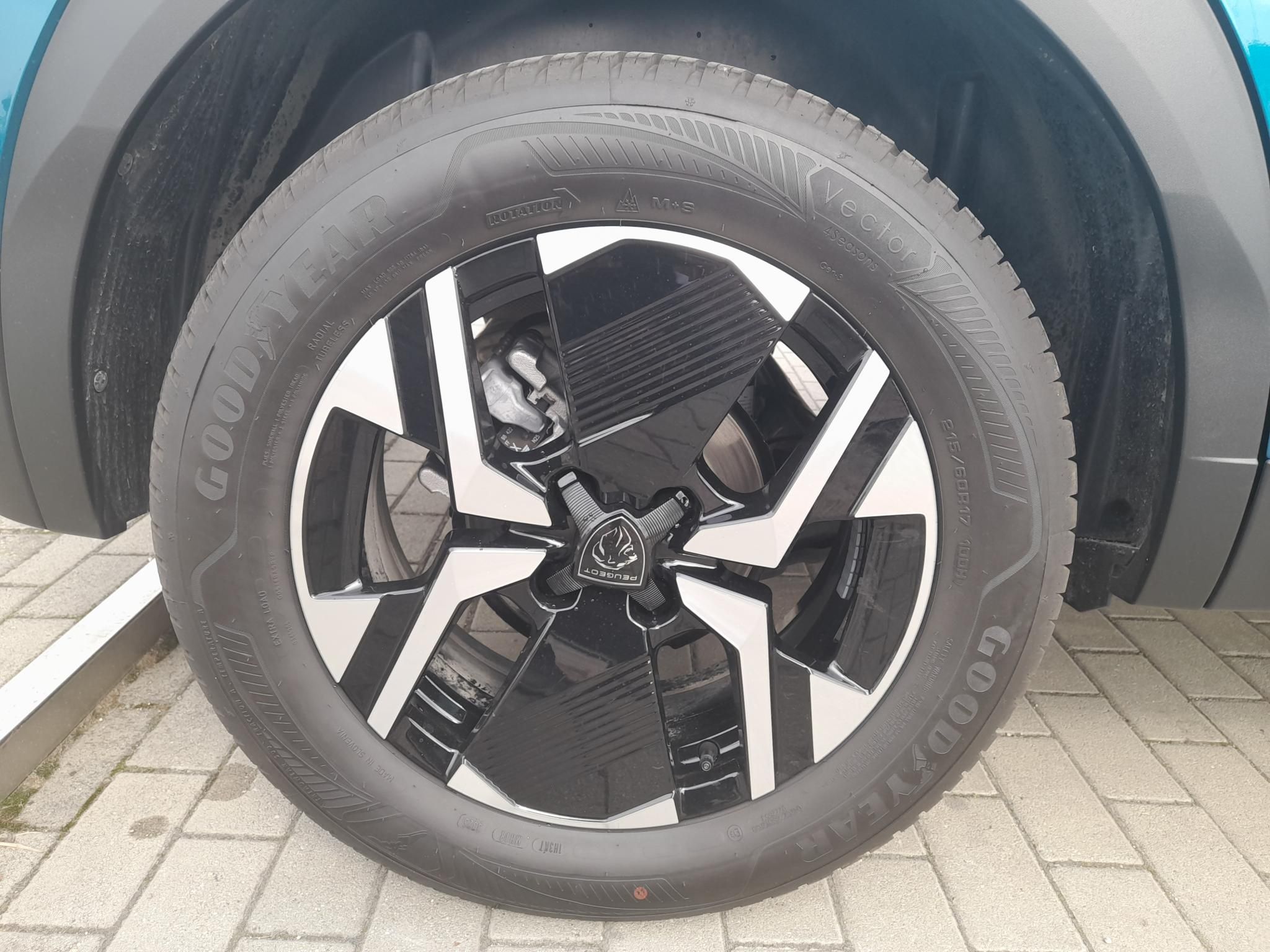 PEUGEOT 2008 1.2 Hybrid Allure e-DCS6 Tesztautó minden opcióval - 9. kép