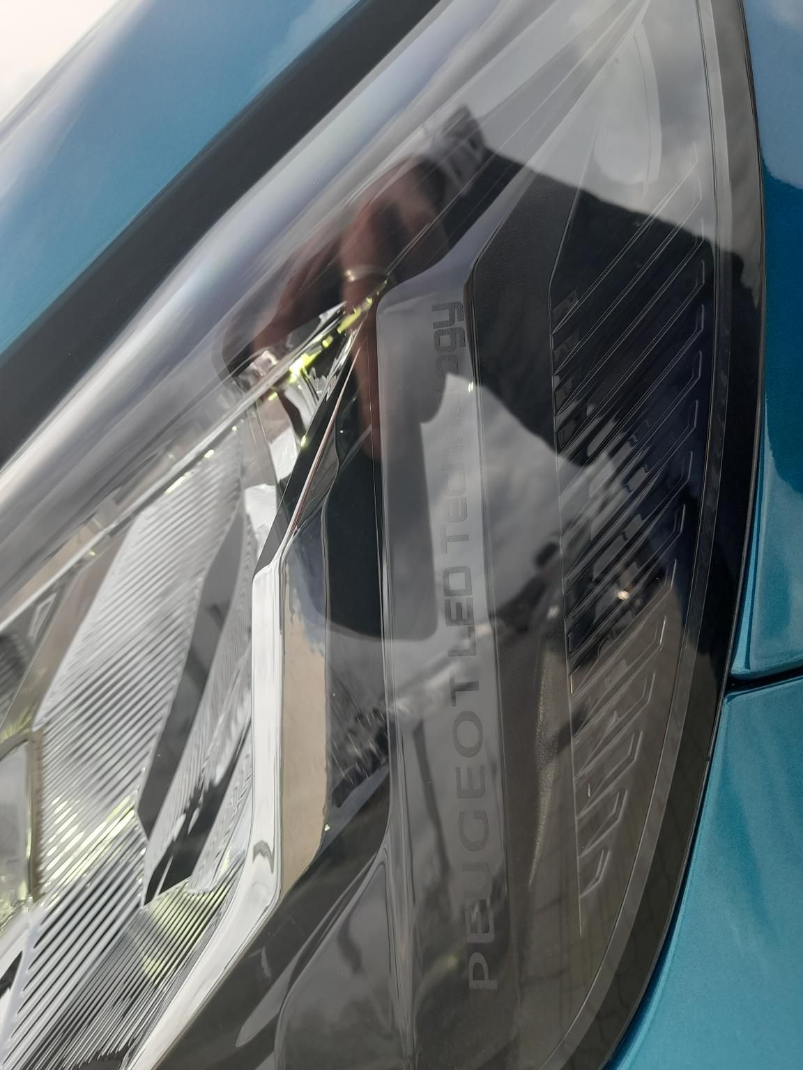 PEUGEOT 2008 1.2 Hybrid Allure e-DCS6 Tesztautó minden opcióval - 12. kép