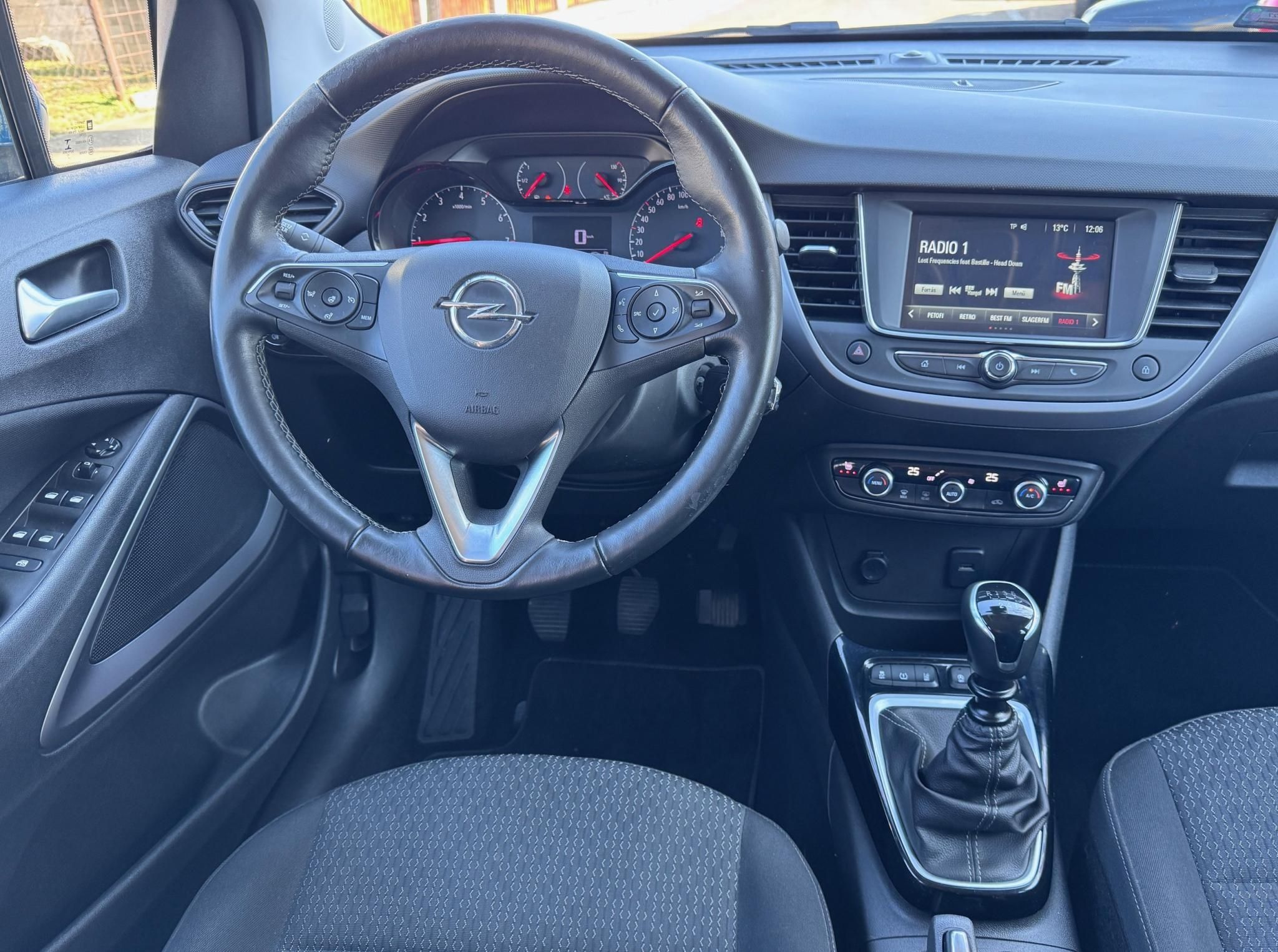 Használtautó - OPEL CROSSLAND 1.2 T Business Elegance Magyar! Magasan felszerelt. AKÁR 2 ÉV GARANCIÁVAL