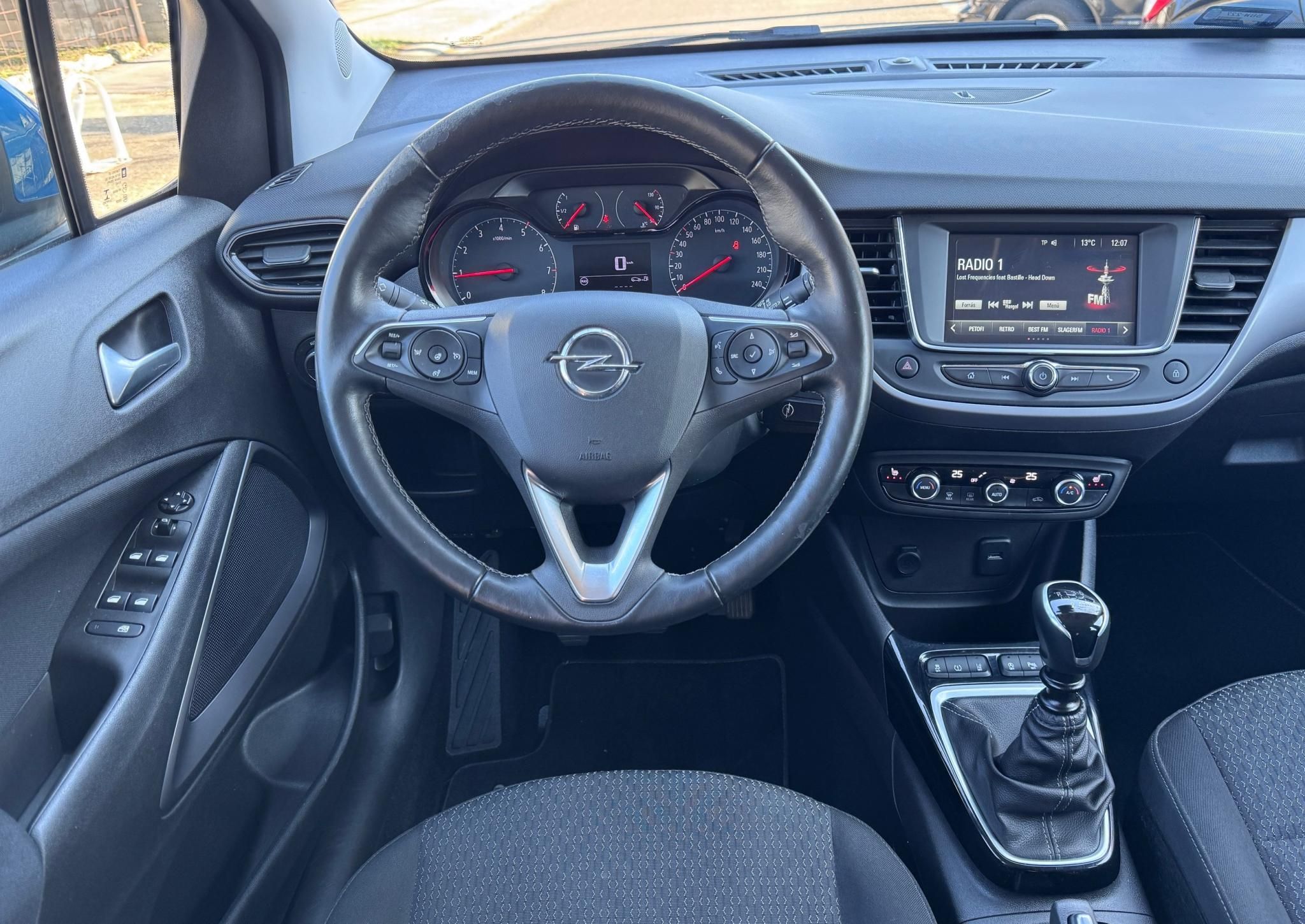 Használtautó - OPEL CROSSLAND 1.2 T Business Elegance Magyar! Magasan felszerelt. AKÁR 2 ÉV GARANCIÁVAL