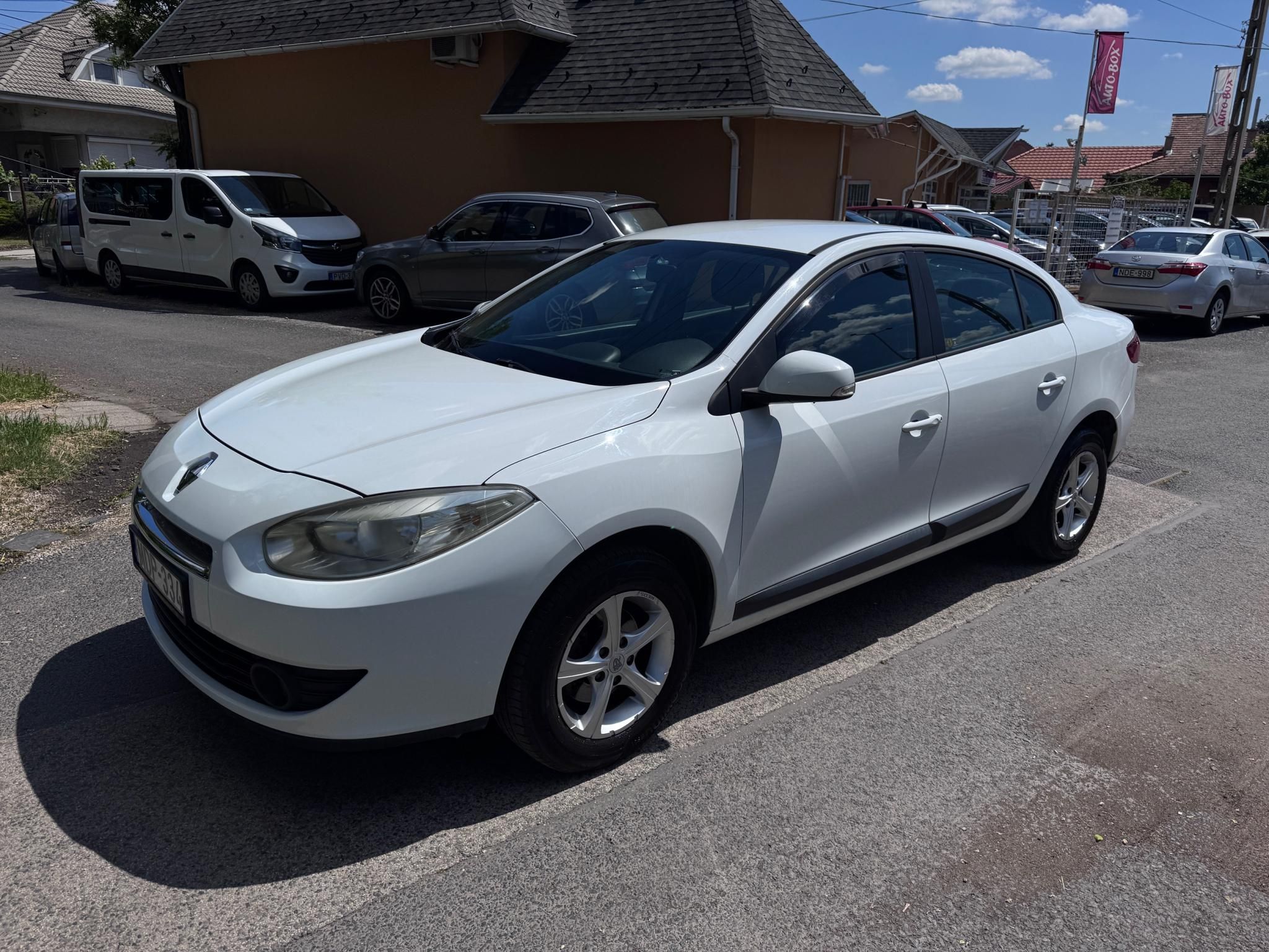 Használtautó - RENAULT FLUENCE 1.6 Authentique AKÁR 2 ÉV GARANCIÁVAL