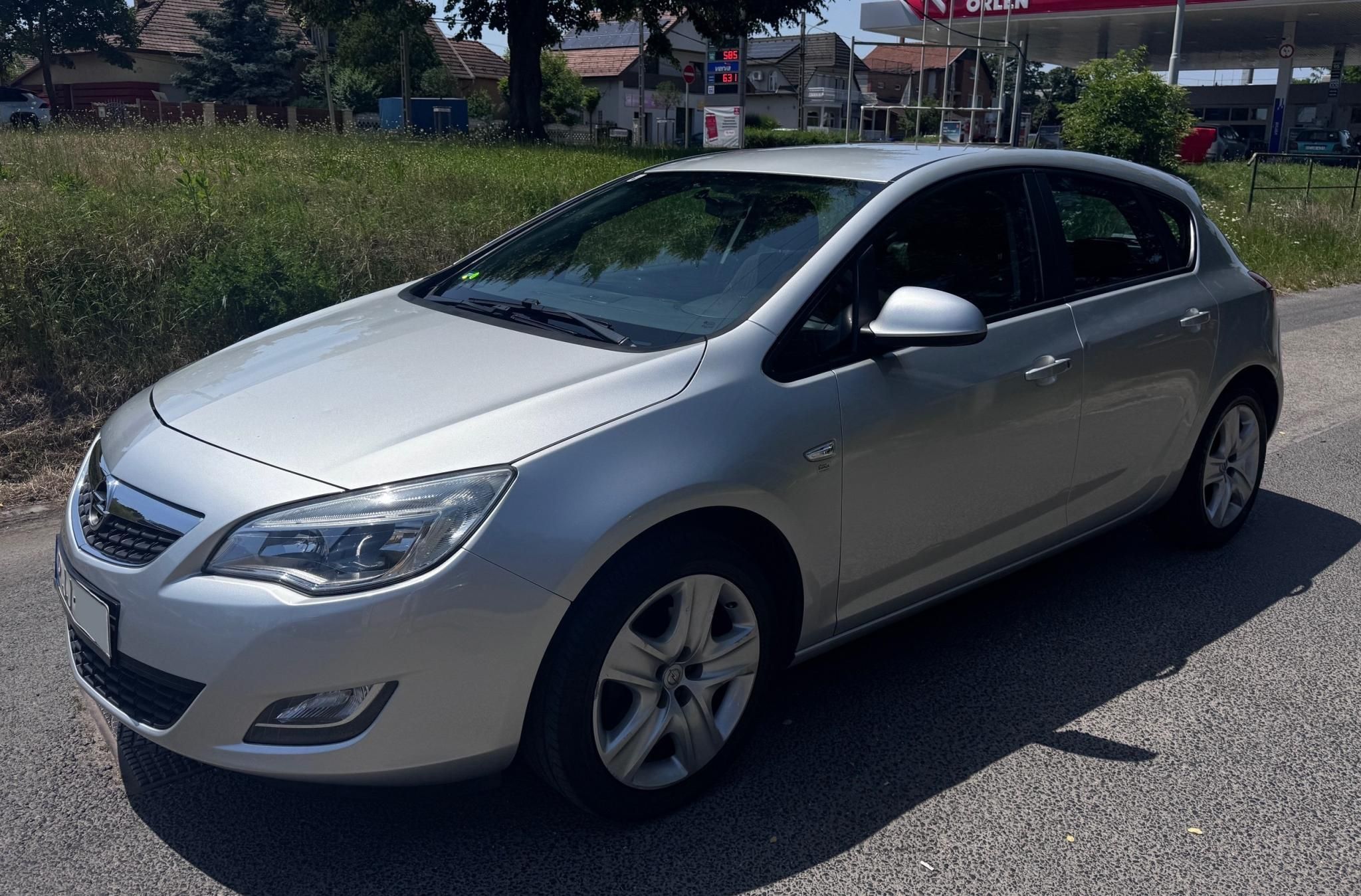 Használtautó - OPEL ASTRA J 1.4 T Cosmo Magasan felszerelt. ülés és kormány fűtés. Akár 2 ÉV garancia