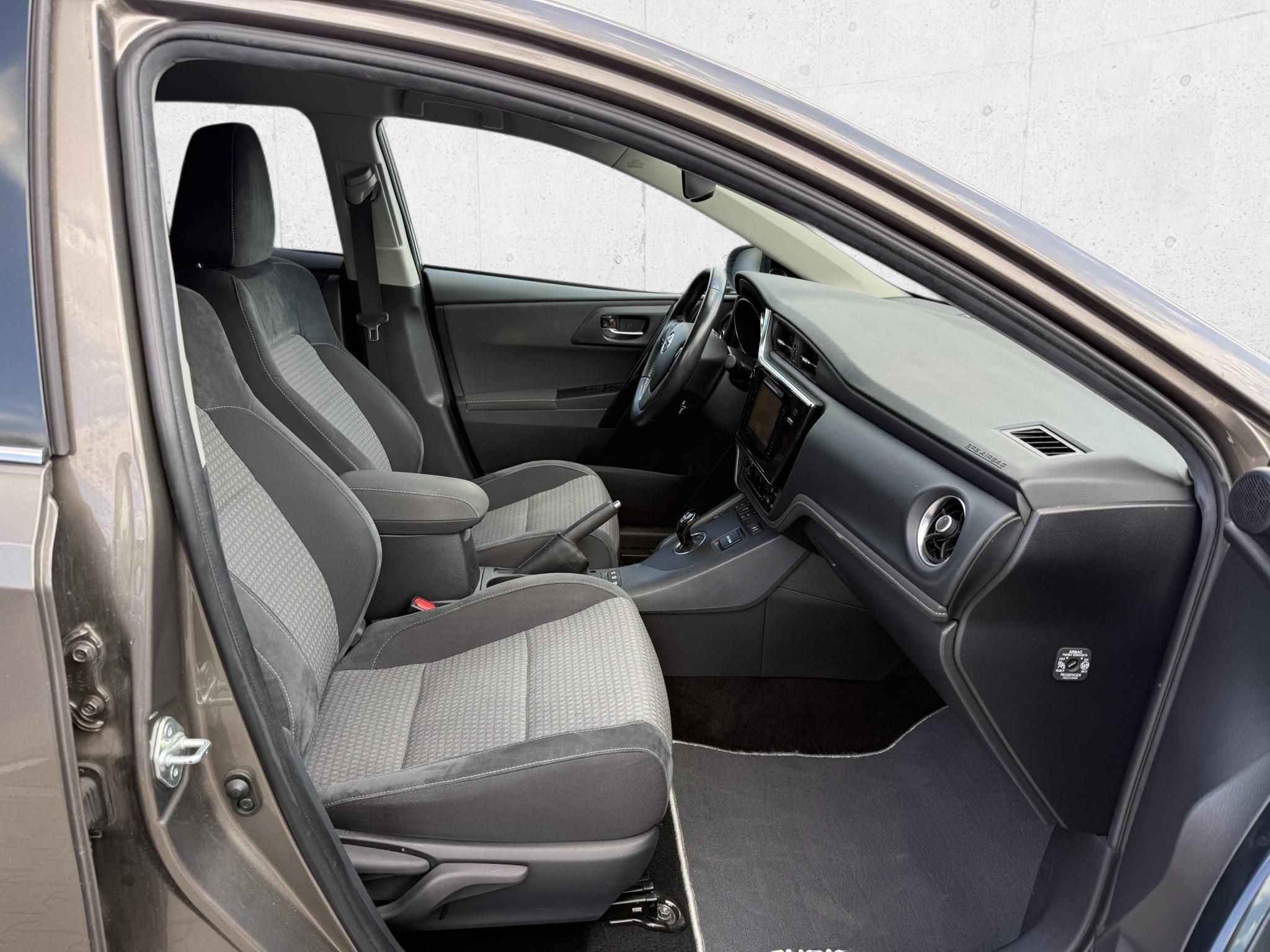 TOYOTA AURIS