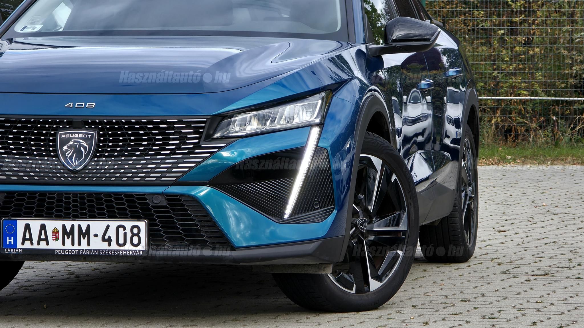 PEUGEOT 408