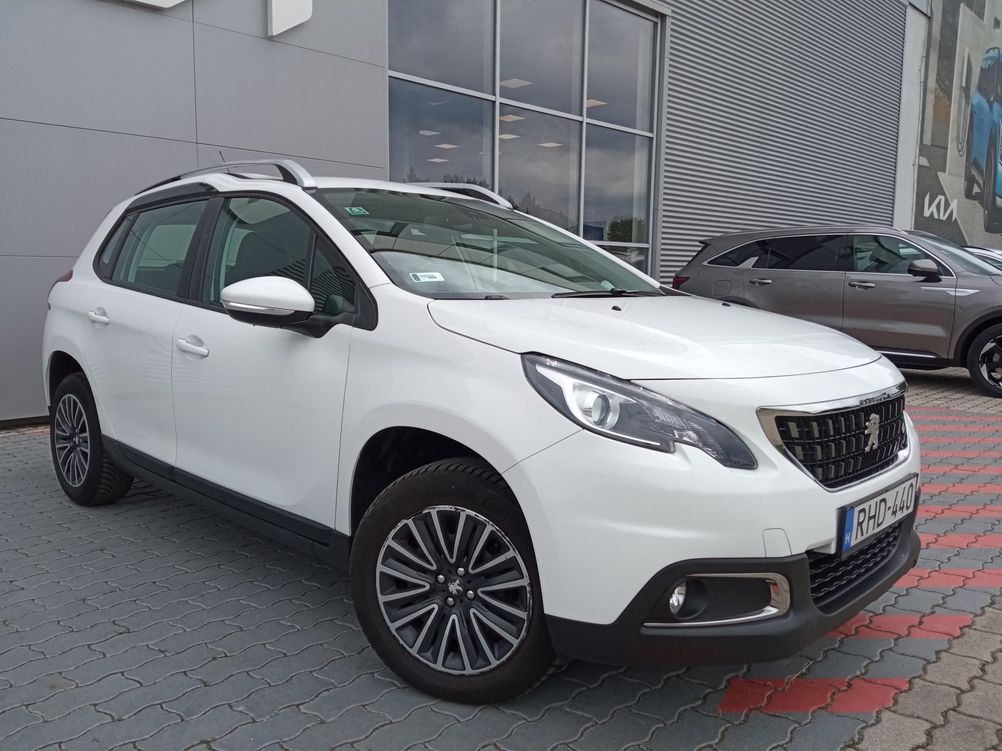PEUGEOT 2008 1.2 PureTech Active Magyarországi! Vezetett szervizkönyv! Ülésfűtés! Tolatókamera! - 1. kép
