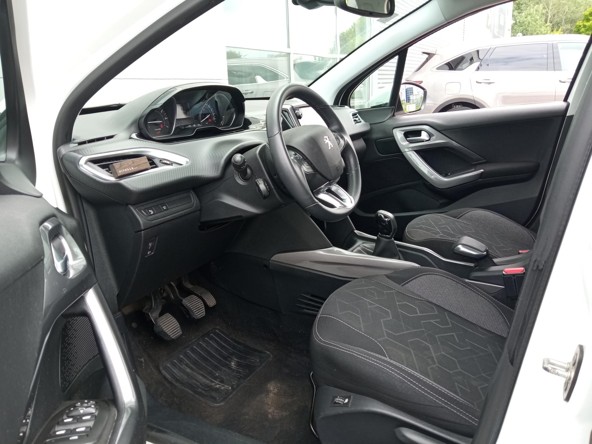 PEUGEOT 2008 1.2 PureTech Active Magyarországi! Vezetett szervizkönyv! Ülésfűtés! Tolatókamera! - 7. kép