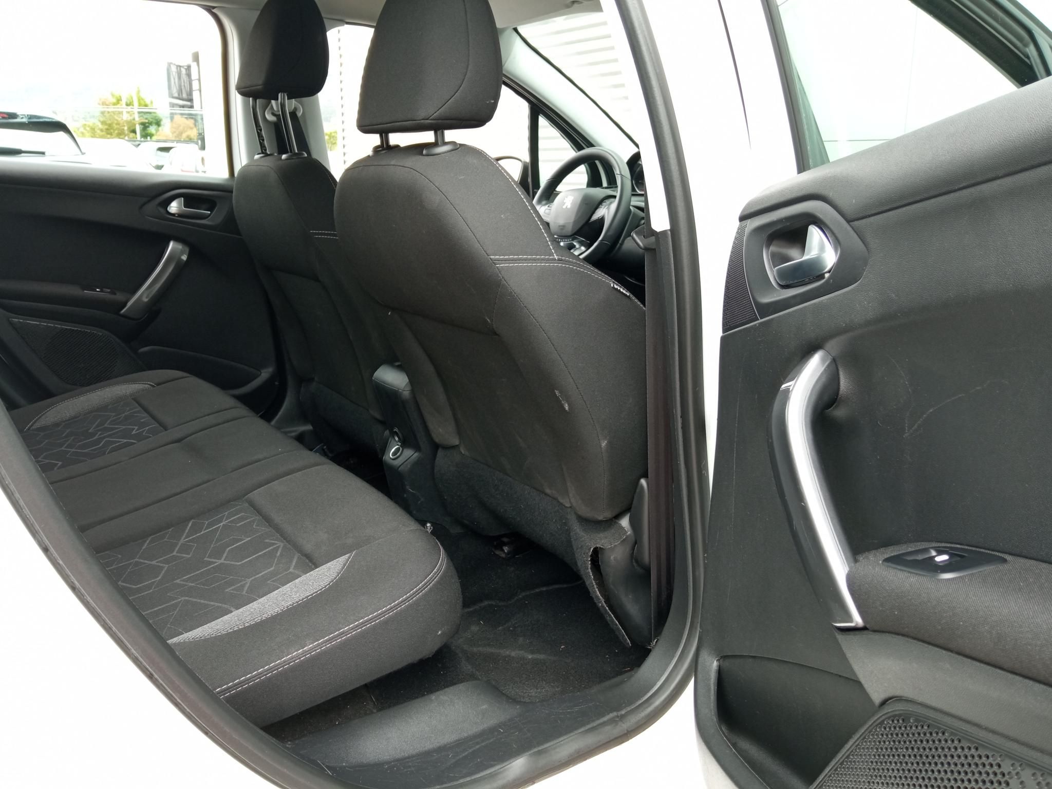 PEUGEOT 2008 1.2 PureTech Active Magyarországi! Vezetett szervizkönyv! Ülésfűtés! Tolatókamera! - 11. kép