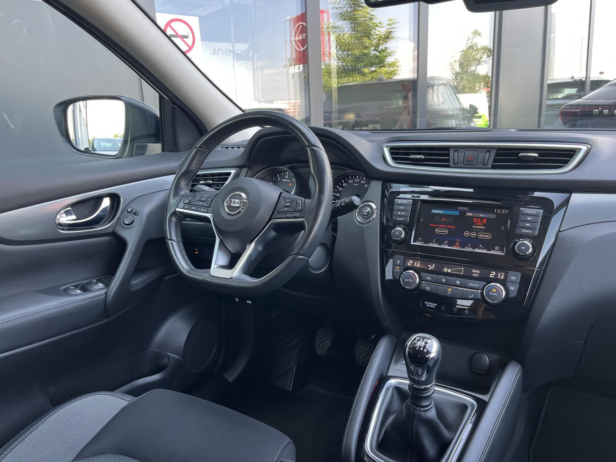 NISSAN QASHQAI 1.3 DIG-T N-Connecta Magyarországi! Leinformálható! Végig vezetett szervizkönyv! - 9. kép